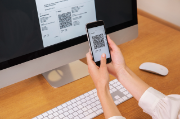 Une personne scanne un code QR de facture